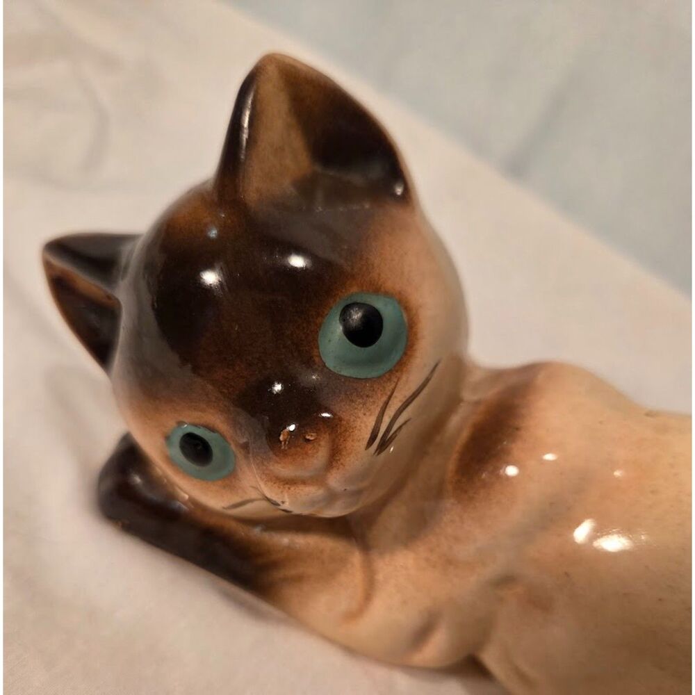 Vintage Mid Century Siamese Cat Ceramic Figurine Blue Eyes Reclining - Picture 2 of 5